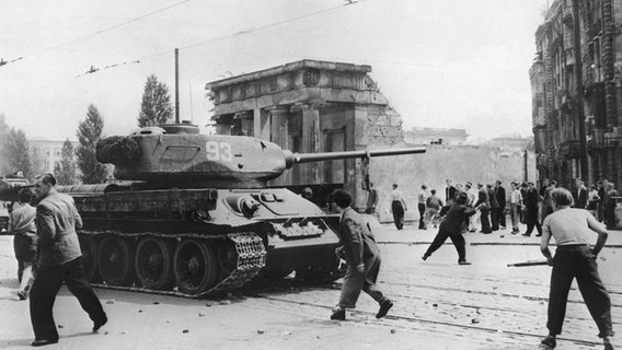 Demonstranten werfen beim Volksaufstand in der DDR am 17. Juni 1953 in Berlin mit Steinen nach russischen Panzern. © picture alliance/dpa 