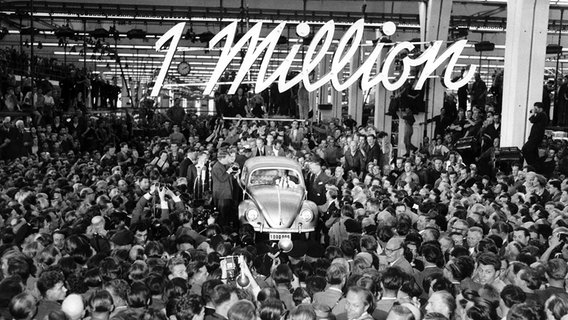 Hunderte Menschen bestaunen 1955 bei Volkswagen den millionsten VW - einen Käfer. © picture-alliance / dpa Foto: Gerd Herold