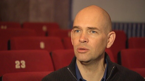 Entführungsopfer Marc Wallert bei einem Interview. © NDR 