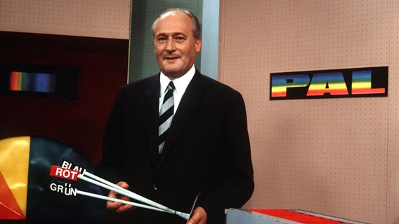 Walter Bruch demonstriert in den 60ern im ZDF das das von ihm erfundene PAL-Farbfernsehsystem. © picture-alliance/ dpa Foto: Roland Witschel