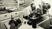 Konstrukteur Felix Wankel (1902-1988) beim Hantieren an Details seines Motors in der Küche seines Haues in Lindau. Undatierte Aufnahme. © picture-alliance / dpa | Gambarini Mauricio 