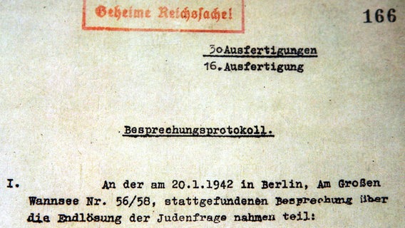 Ausschnitt des Besprechungsprotokolls der Wannsee-Konferenz am 20. Januar 1942, Ausstellungsstück der Bildungsstätte "Haus der Wannsee-Konferenz" in Berlin, aufgenommen im Jahr 2007. © picture-alliance/ dpa Foto: Steffen Kugler