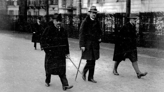 Max Warburg (l.) und u.a. Baron von Lersner (m) im Rahmen der Friedenskonferenz 1919 in Paris. © picture-alliance / United Archives/TopFoto | 91050/United_Archives/TopFoto 
