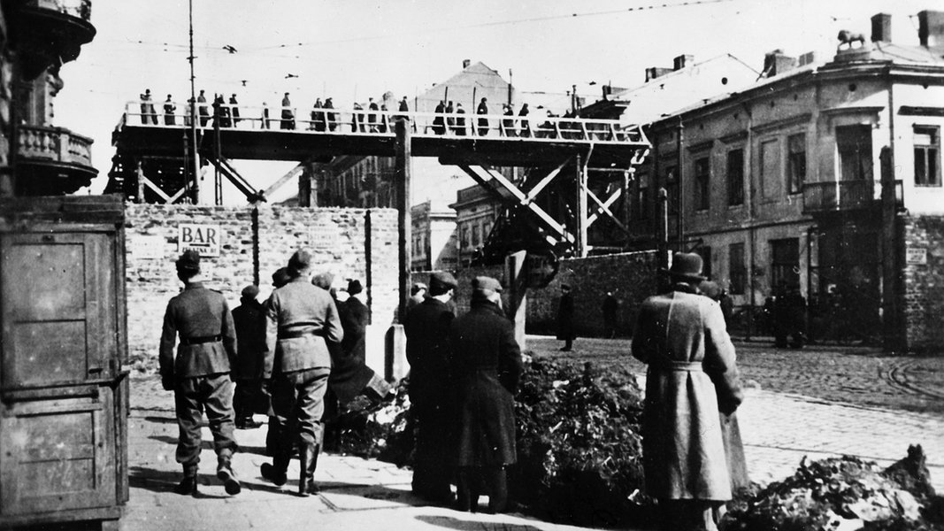 Die undatierte Aufnahme zeigt eine Verbindungsbrücke zwischen zwei Warschauer Häuserblöcken über eine nicht zum Ghetto gehörende Straße. Die Brücken waren eine Folge der Ghetto-Erweiterung durch die Nazis 1942.