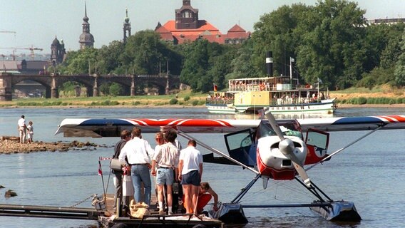 Ein Wasserflugzeug auf der Elbe im Stadtzentrum von Dresden. © dpa - Report Foto: Matthias Hiekel