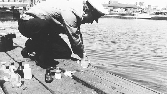 Ein Wasserschutzpolizist entnimmt Gewässerproben. © Polizei Hamburg Foto: Polizei Hamburg