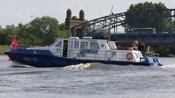 Das schwere Hafenstreifenboot "WS31" vor der alten Süderelbbrücke. © Polizei Hamburg Foto: Polizei Hamburg