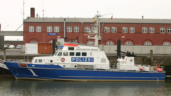 Die "Bürgermeister Brauer" vor dem Standort der Wasserschutzpolizei in Cuxhaven. © Polizei Hamburg Foto: Polizei Hamburg