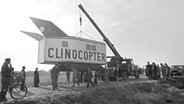 Ein mobiler Operationssaal namens Clinocopter hängt an einem Kran. © HAZ-Hauschild-Archiv | Historisches Museum Hannover Foto: Wilhelm Hauschild