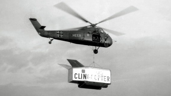 Ein Sikorsky-Hubschrauber der Bundeswehr fliegt mit einem sogenannten Clinocopter, einem mobilen OP auf dem Gelände der Heeresflieger-Waffenschule in Bückeburg. Ein Sikorsky-Hubschrauber der Bundeswehr fliegt mit einem sogenannten Clinocopter, einem mobilen OP auf dem Gelände der Heeresflieger-Waffenschule in Bückeburg. © Rolf Reinhardt Foto: Rolf Reinhardt