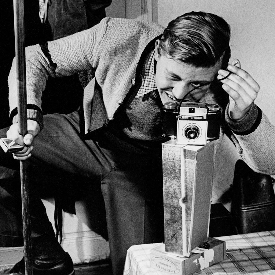 Ein Hobby-Photograph mit selbst gebasteltem Blitz in den 1950er-Jahren in Aktion. © picture alliance / Oscar Poss Foto: Oscar Poss