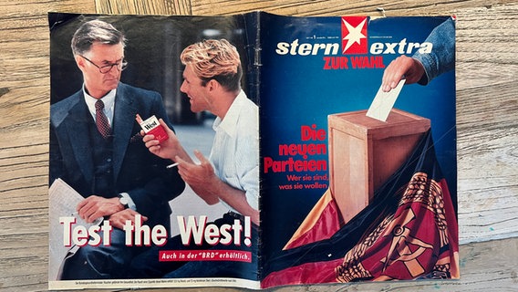 Titel und Rückseite der "Stern"-Sonderausgabe vom Februar 1990 zur Volkskammerwahl in der DDR liegen auf einem Tisch Titel und Rückseite der "Stern"-Sonderausgabe vom Februar 1990 zur Volkskammerwahl in der DDR liegen auf einem Tisch © NDR Foto: Benjamin Unger