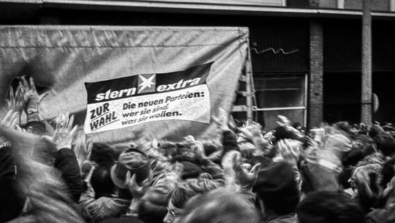 Der Andrang bei der Verteilung der kostenlosen "Stern"-Sonderausgabe in Rostock zur Volkskammerwahl 1990 ist groß. Der Andrang bei der Verteilung der kostenlosen "Stern"-Sonderausgabe in Rostock zur Volkskammerwahl 1990 ist groß. © Roland Hartig