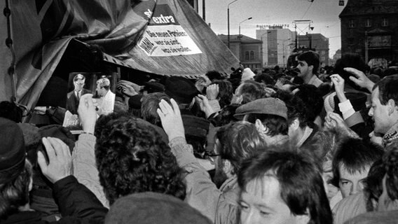 Der Andrang bei der Verteilung der kostenlosen "Stern"-Sonderausgabe in Rostock zur Volkskammerwahl 1990 ist groß. Der Andrang bei der Verteilung der kostenlosen "Stern"-Sonderausgabe in Rostock zur Volkskammerwahl 1990 ist groß. © Roland Hartig