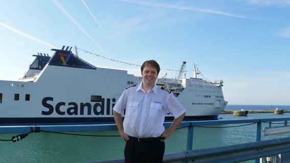 Autor Carsten Watsack vor einem Fährschiff der Reederei Scandlines. © Carsten Watsack 