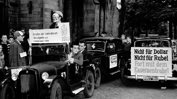 Gegner der deutschen Wiederbewaffnung ziehen am 16. Juni 1956 mit einem Demonstrationszug durch Köln. © picture-alliance / akg-images Foto: akg-images