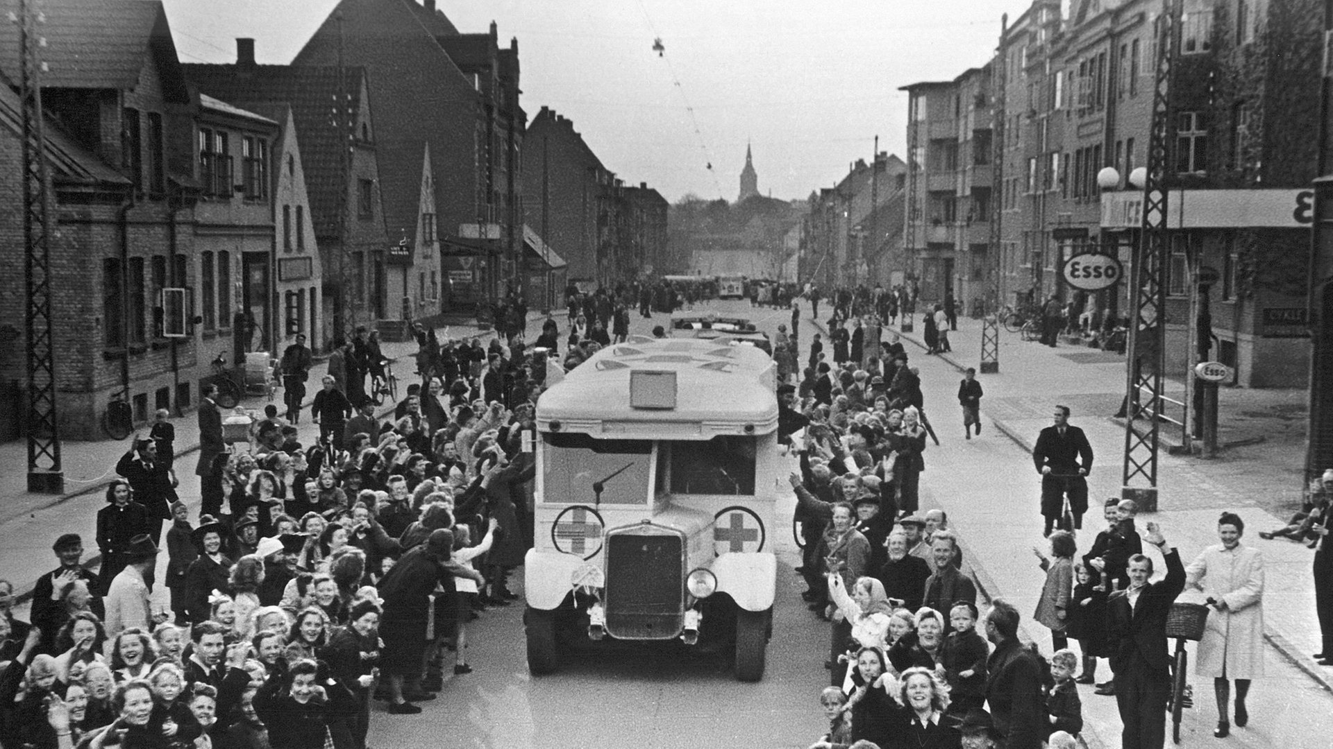 Schwedisches Rotes Kreuz Befreit 1945 Tausende Kz Haftlinge Ndr De Geschichte Chronologie Kriegsende