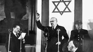 Der israelische Politiker Chaim Weizmann bei seiner Vereidigung als Erster Staatspräsident des neugegründeten Staates Israel am 16. Februar 1949. © picture-alliance / dpa 