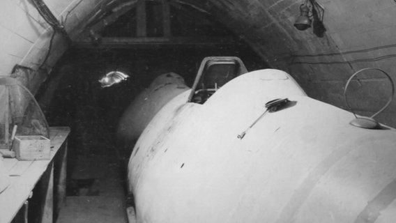 Historisches Foto von Flugzeugrümpfen, der Messerschmitt Me 262, im Innern der Gusener Produktionsstollen. © National Archives and Records Administration (NARA), Washington 