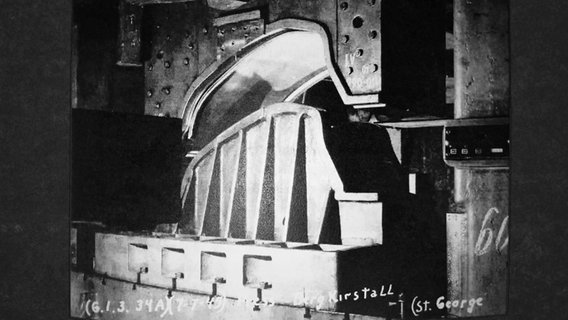Historisches Foto einer Hydraulikpresse zum Biegen der Rümpfe des Düsenflugzeugs Me 262 in einem der Produktionsstollen in Gusen. © ENational Archives and Records Administration (NARA), Washington 