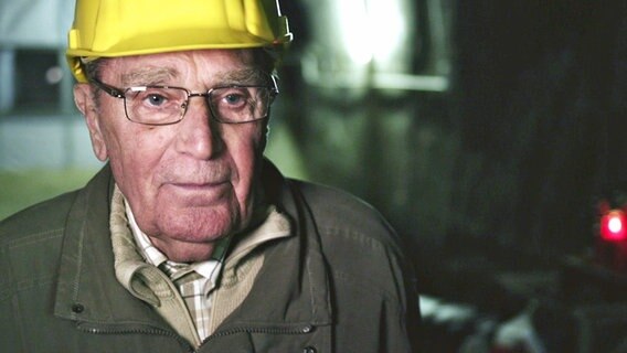 Dušan Stefančič, ehemaliger Zwangsarbeiter und KZ-Häftling heute im unterirdischen Produktionsstollen Gusen. © Eco Media TV / NDR 