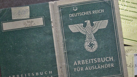 Aufnahme der Einbände eines sogenannten Arbeitsbuches für Ausländer der Nationalsozialisten. © National Archives and Records Administration (NARA), Washington 