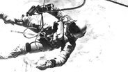 Der Astronaut Edward H.White verlässt am 3. Juni 1965 als erster Amerikaner sein Raumschiff und schwebt für 20 Minuten frei im Weltall. © picture-alliance / dpa 