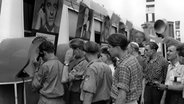 Mitglieder der DDR-Jugendorganisation FDJ drängeln sich bei den Weltjugendfestpielen in Ost-Berlin am 7. August 1951 vor dem Europazug am Funkturm in Berlin. © picture-alliance / dpa | dpa 