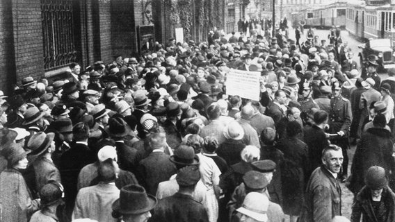 Ansturm auf Sparkassen im Juli 1931: Nach dem Zusammenbruch der Darmstädter Nationalbank ordnet die Regierung am 12. Juli 1931 die Schließung aller Banken und Sparkassen an. © picture-alliance / akg-images 