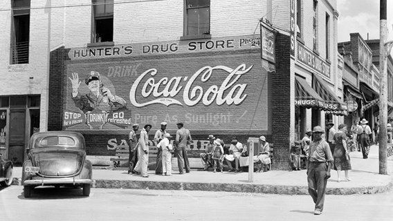 Werbung für Coca Cola an einem Geschäftshaus in Greensboro, Georgia (USA) im April 1939 © picture alliance / Glasshouse Images | Circa Images 