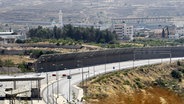 Eine Mauer trennt das Westjordanland (hinten) von Jerusalem. Foto von 2011. Israelische Sperranlagen mit einer Länge von 759 km liegen zwischen dem israelischen Kernland und dem Westjordanland. Der Bau wurde im Jahre 2003 begonnen und war bis 2010 zu etwa 60 Prozent fertiggestellt. © picture alliance / Roland Holschneider Foto: Roland Holschneider