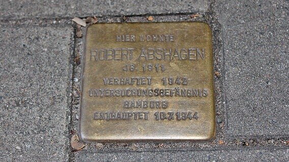 Ein Stolperstein erinnert an Robert Abshagen © NDR.de Foto: Kristina Festring-Hashem Zadeh
