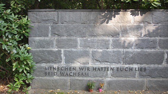 Ein Denkmal auf dem Ehrenhain Hamburger Widerstandskämpfer auf dem Ohlsdorfer Friedhof © NDR.de Foto: Kristina Festring-Hashem Zadeh