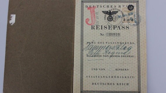 Reisepass von Steffi Wittenberg, die mit ihrer Familie 1939 von Hamburg nach Uruguay emigrierte.  Foto: Elena Kuch