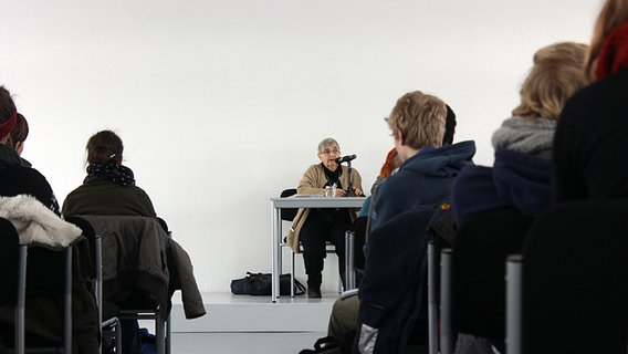 Steffi Wittenberg hält einen Vortrag vor Schülern in der Gedenkstätte des KZ Neuengamme.  Foto: Elena Kuch
