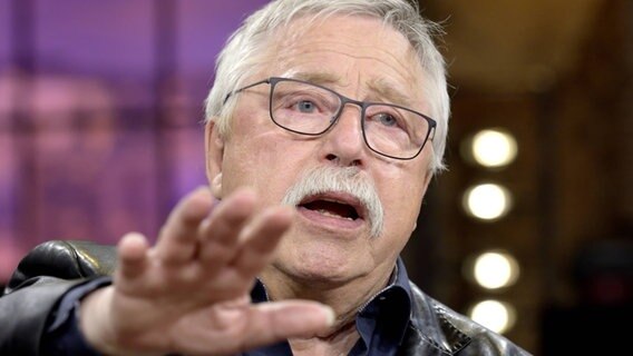 Wolf Biermann hält eine Hand in Richtung Kamera © IMAGO / Rainer Unkel Foto: Rainer Unkel