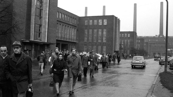 Mitarbeitende verlassen 1972 zum Schichtwechsel das Volkswagenwerk in Wolfsburg. © picture-alliance / Klaus Rose Foto: Klaus Rose