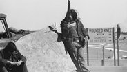 Mitglieder des American Indian Movement (AIM) bewachen im März 1973 eine Straßensperre nach Wounded Knee in South Dakota, USA. © picture alliance / ASSOCIATED PRESS Foto: Fred Jewell