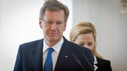 Ex-Bundespräsident Christian Wulff neben seiner Frau Bettina im Schloss Bellevue in Berlin bei der Pressekonferenz zu seinem Rücktritt. © picture alliance / dpa Foto: Michael Kappeler
