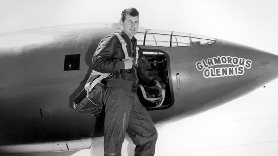 Chuck Yeager vor seinem Flugzeug, mit dem er die Schallmauer durchbrochen hat © By U.S. Air Force photo (Air Force Link) [Public domain], via Wikimedia Commons 