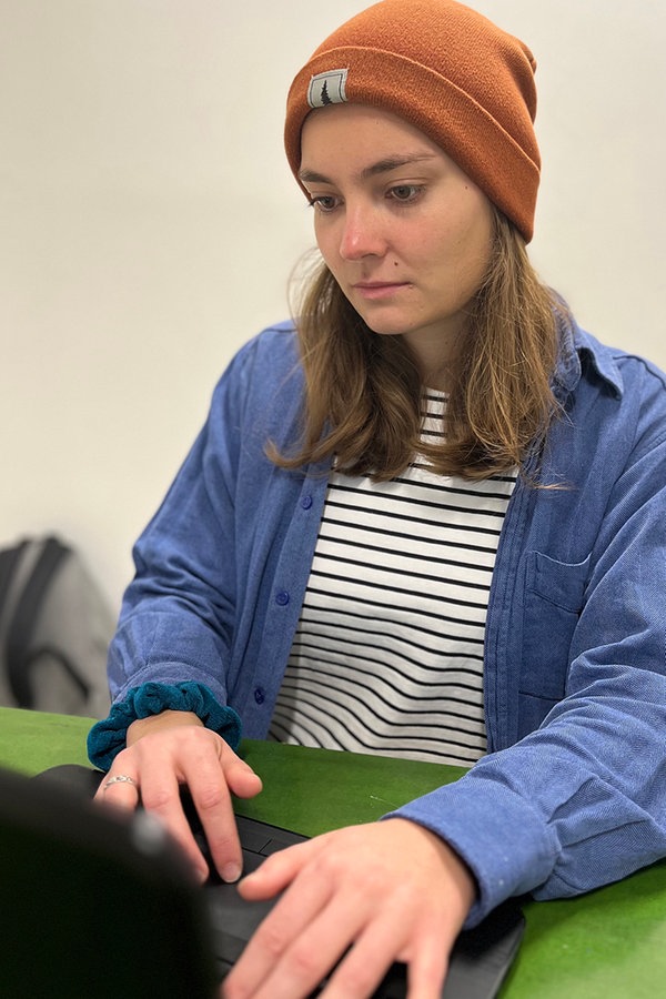 Die Studentin Marie Zachger aus Hamburg macht bei der Aktion #everynamecounts mit und digitalisiert für die Arolsen Archives Häftlingskarten aus Konzentrationslagern. Die Studentin Marie Zachger aus Hamburg macht bei der Aktion #everynamecounts mit und digitalisiert für die Arolsen Archives Häftlingskarten aus Konzentrationslagern. © NDR Foto: Andrea Brack