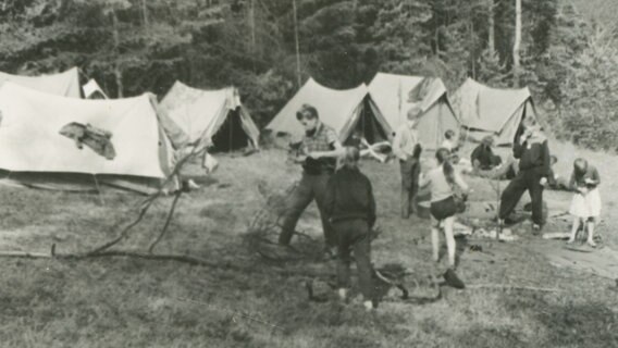 Kinder in einem DDR-Zeltlager an der Ostsee Ende der 1950er oder Anfang der 1960er-Jahre © Peter Drauschke, privat 