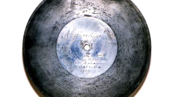 Eine Zinkplatte aus dem Jahr 1887. Sie diente als Tonträger für das erste 1887 von Emil Berliner erfundene Grammophon. © Picture-Alliance/dpa 