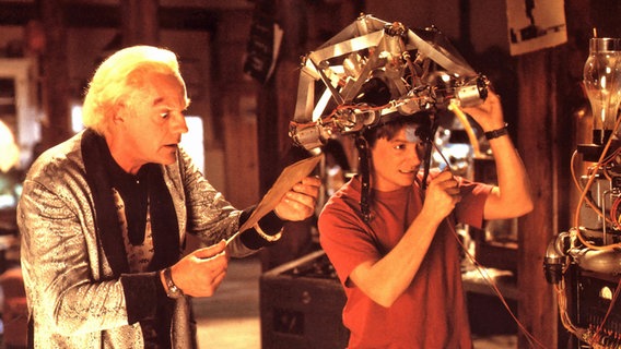 Szene aus "Zurück in die Zukunft III" von 1989 mit Christopher Lloyd (l.) und Michael J. Fox © picture alliance/United Archives Foto: United Archives/Impress