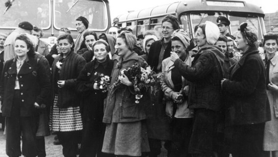 Freilassung deutscher Zwangsarbeiterinnen aus sowjetischer Gefangenschaft 1955. © picture-alliance / akg-images Foto: akg-images