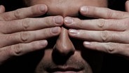 Ein Mann verdeckt seine Augen mit den Händen. © picture alliance / Zoonar | Robert Kneschke Foto: Robert Kneschke