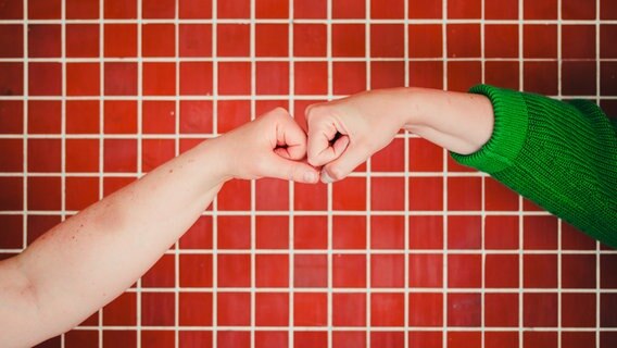 Zwei Fäuste treffen gegeneinander und ergeben ein Herz. © photocase.de/jock+scott Foto: jock+scott