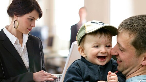 Ein Vater hält sein Kind auf dem Arm, die Mutter ein Notebook (Montage). © Fotolia.com, picture-alliance/ZB Foto: Franz Pfluegl, Patrick Pleul