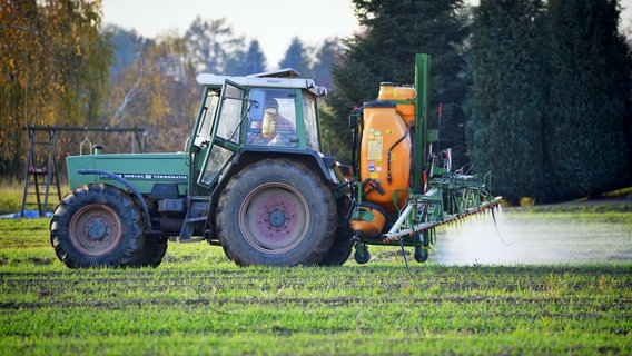 Einsatz von Pflanzenschutzmitteln auf einem Feld in Hamburg. © picture alliance/Christian Ohde Foto: Christian Ohde