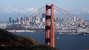 Die Golden Gate Bridge mit der Skyline von San Francisco © AP Foto: Eric Risberg